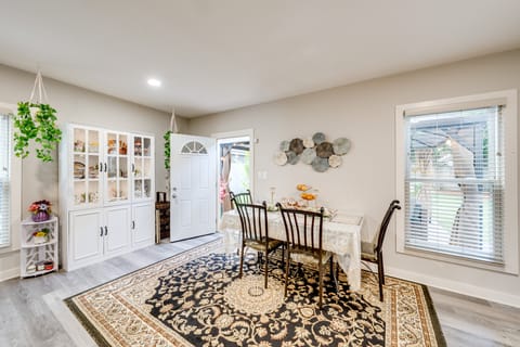 1 Mi to Dtwn Elgin: Dutch Colonial w/ Lovely Patio House in Elgin