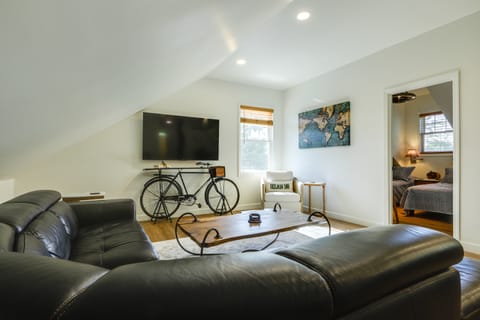 1 Block to Loveland Bike Trail: 'The Frog Man Inn' House in Ohio