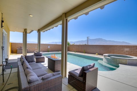 Spacious Desert Gem: Hot Tub, Fire Pit, Mtn Views! House in Desert Hot Springs