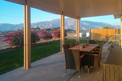 Spacious Desert Gem: Hot Tub, Fire Pit, Mtn Views! House in Desert Hot Springs