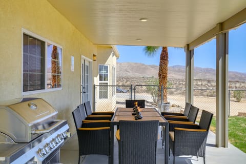 Spacious Desert Gem: Hot Tub, Fire Pit, Mtn Views! House in Desert Hot Springs