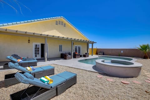 Spacious Desert Gem: Hot Tub, Fire Pit, Mtn Views! House in Desert Hot Springs