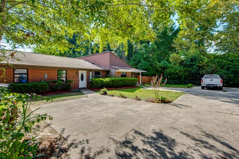 Group-Friendly Rental 5 Mi to Dtwn Tallahassee! Apartment in Tallahassee