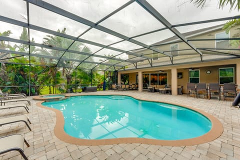 Themed Rooms, Pool & More! Custom Davenport Villa Villa in Loughman