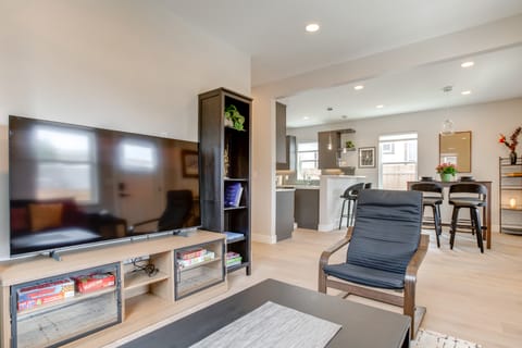 Walk to Med Ctrs & Dtwn Englewood: Modern Home House in Englewood