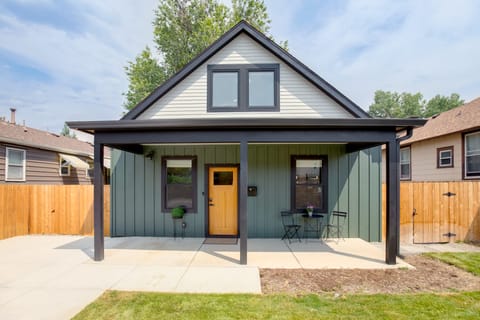 Walk to Med Ctrs & Dtwn Englewood: Modern Home House in Englewood