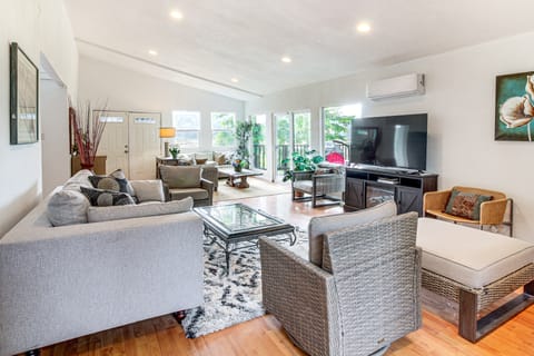 2 Mi to Downtown Coos Bay: Home w/ Deck, Fire Pits House in Coos Bay