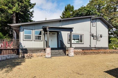 2 Mi to Downtown Coos Bay: Home w/ Deck, Fire Pits House in Coos Bay