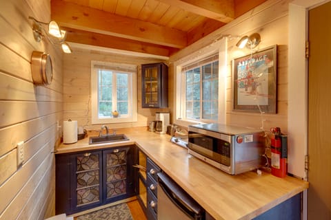 Ski, Hike, Relax By Water: Rustic McCall Tiny Home House in McCall