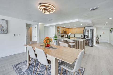 Sunset Views & Hot Tub: Lakefront Holiday Retreat! House in Holiday