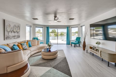 Sunset Views & Hot Tub: Lakefront Holiday Retreat! House in Holiday