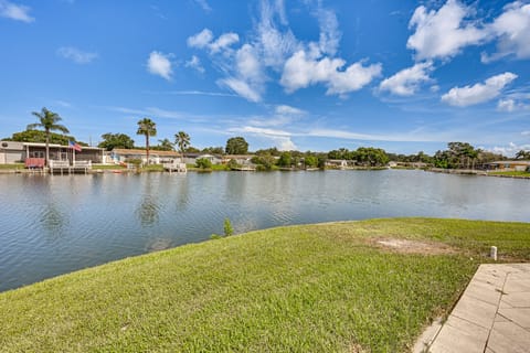 Sunset Views & Hot Tub: Lakefront Holiday Retreat! House in Holiday