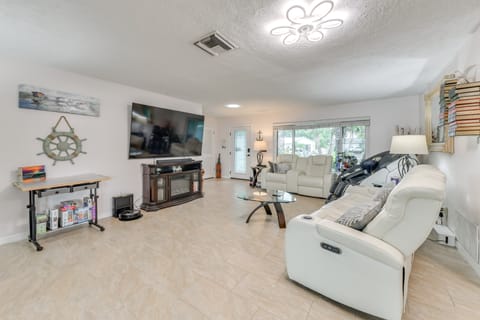 Private Hot Tub, Pool & Yard: Modern Bradenton Gem House in Bradenton