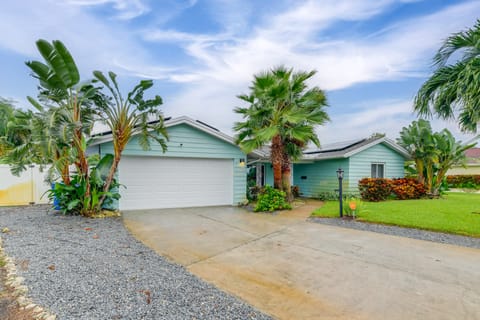 Private Hot Tub, Pool & Yard: Modern Bradenton Gem House in Bradenton