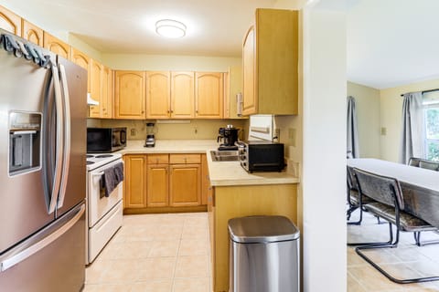 2 Mi to Shore: Riviera Beach Retreat w/ Yard House in Riviera Beach