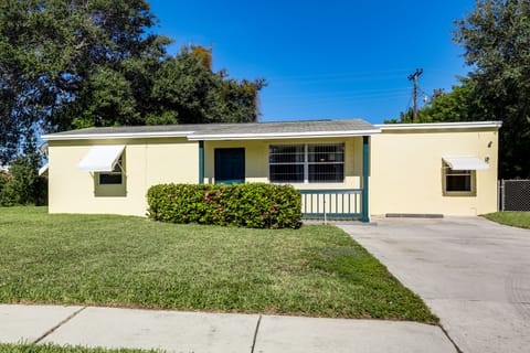 2 Mi to Shore: Riviera Beach Retreat w/ Yard House in Riviera Beach