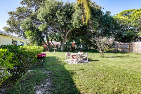 2 Mi to Shore: Riviera Beach Retreat w/ Yard House in Riviera Beach