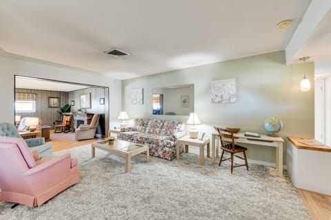 'Grandpa Dave’s Vintage Getaway' in Pinellas Park! House in Pinellas Park