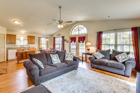 3 Mi to Arkansas River: Rural Family Home w/ Yard House in Arkansas