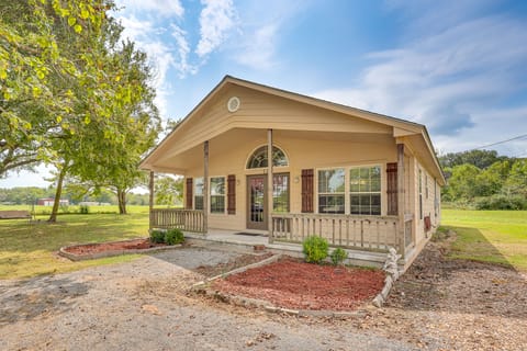 3 Mi to Arkansas River: Rural Family Home w/ Yard House in Arkansas