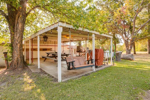 Walk to Marina: Family Home w/ Yard in Kingston House in Lake Texoma