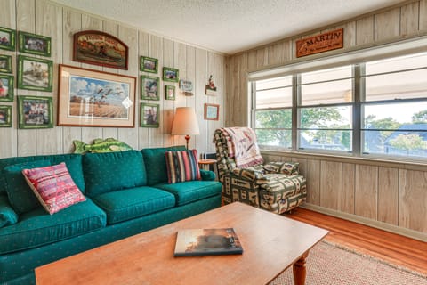 Walk to Marina: Family Home w/ Yard in Kingston House in Lake Texoma