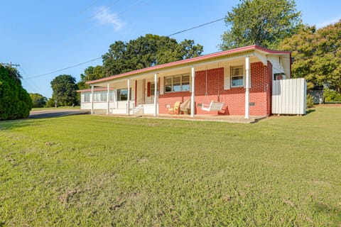 Walk to Marina: Family Home w/ Yard in Kingston House in Lake Texoma