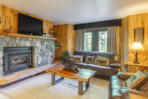 Steps to Ski Shuttle: Breckenridge Home w/ Hot Tub House in Breckenridge
