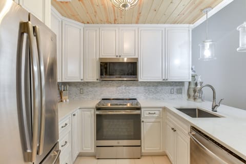 Boat, Fish & Walk to Beach: Waterfront Destin Gem! Apartment in Destin