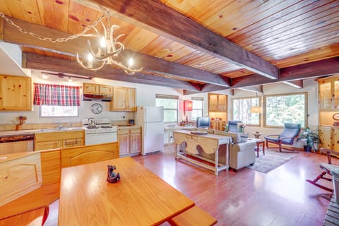 Hike, Ski & Explore Big Bear Lake: Cabin w/ Deck! House in Big Bear