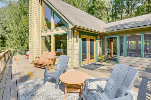 23 Mi to Mohican SP: Group-Ready Lodge w/ Hot Tub House in Ohio