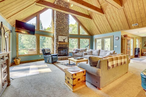 23 Mi to Mohican SP: Group-Ready Lodge w/ Hot Tub House in Ohio