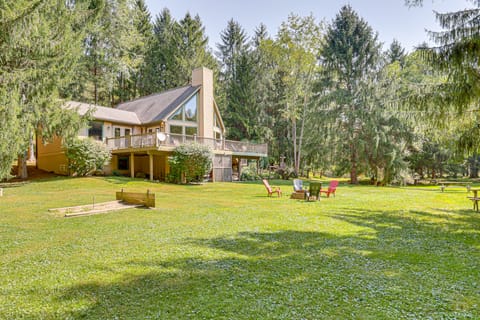 23 Mi to Mohican SP: Group-Ready Lodge w/ Hot Tub House in Ohio