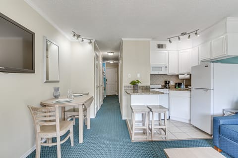 Steps to Galveston Beach: Corner-Unit Condo! Apartment in Galveston Island