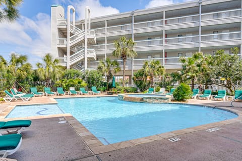 Steps to Galveston Beach: Corner-Unit Condo! Apartment in Galveston Island