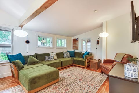 Burlington Escape By Lake Champlain & Bike Path House in Burlington