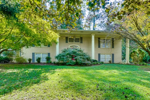 1 Mi to Dtwn: Quiet Retreat w/ Yard in Clinton House in Tennessee