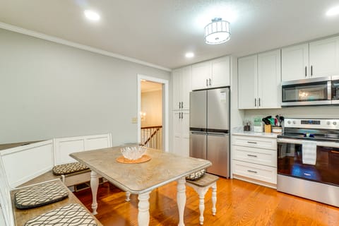 1 Mi to Dtwn: Quiet Retreat w/ Yard in Clinton House in Tennessee