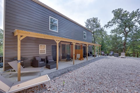 Duplex w/ Furnished Patio Near Lake Ouachita! House in Lake Ouachita