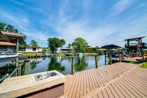 Angler's Paradise! Homosassa River Retreat w/ Dock House in Homosassa