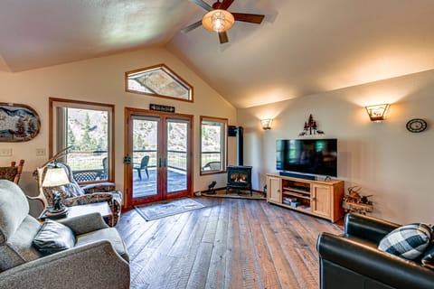 Hike, Fish & Unwind: Remote Escape in Montana House in Idaho