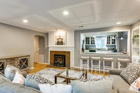 Large Yard w/ Pond: Family Retreat in New Albany! House in Jefferson Township