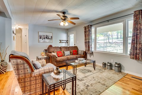 Near State Park & Spring River: Family Gem w/ Yard House in Current River