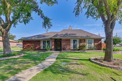 Pet-Friendly Family Home 3 Mi to Lake Lewisville House in Lewisville
