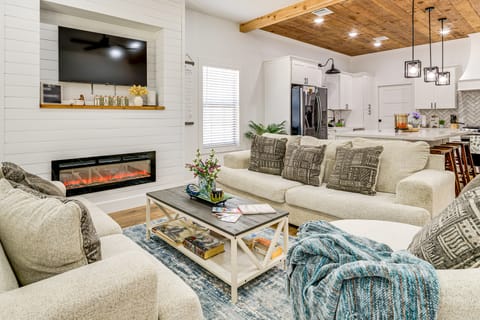 1 Mi to Dtwn Brenham! 'The Bell & Bloom Cottage' House in Brenham