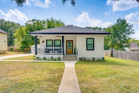 1 Mi to Dtwn Brenham! 'The Bell & Bloom Cottage' House in Brenham