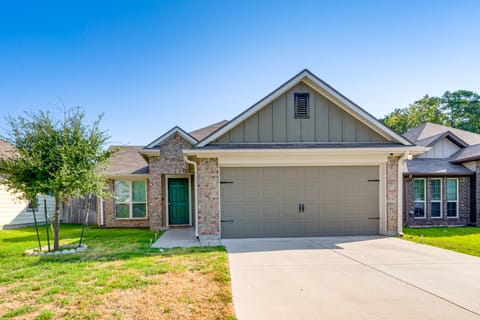 9 Mi to College Station: Dog-Friendly Home w/ Yard House in Bryan