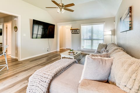 9 Mi to College Station: Dog-Friendly Home w/ Yard House in Bryan