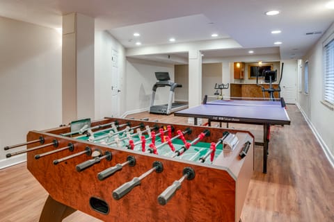 Yard, Home Gym, & Game Room: Spacious Aurora Home House in Aurora