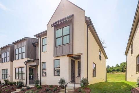 3 Mi to Ole Miss, New Build: Inviting Townhome! Apartment in Oxford